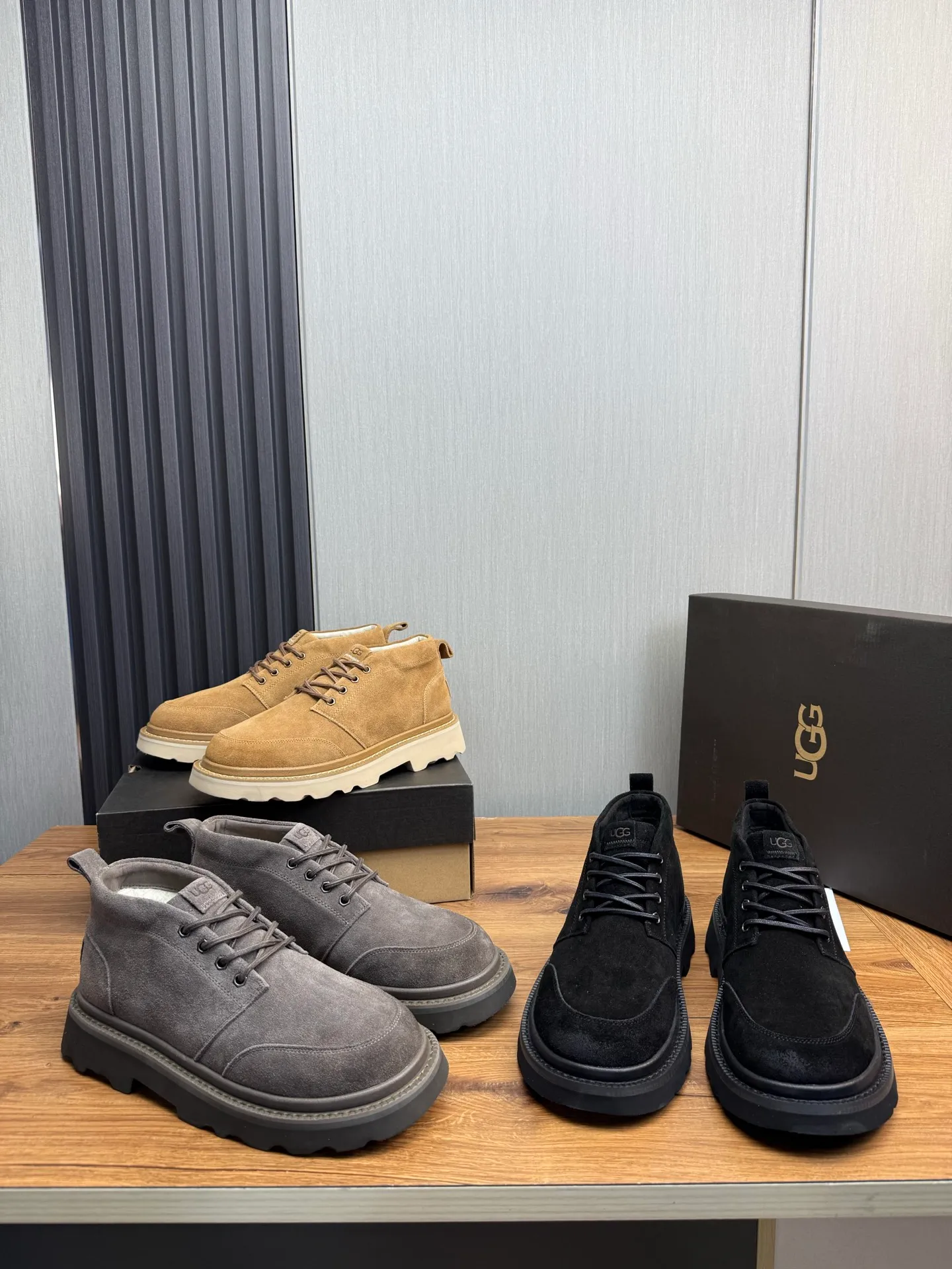 Men's shoes 💰620💰 New UGG fur integrated men's simple and fashionable snow boots. The most worth buying at the end of this year are warm casual shoes. Whether you are out and about at home, their comfortable and warm performance will be your most suitable fashion companion! The material is cowhide upper and imported wool is used inside. Warm and comfortable! The eva+ rubber patch outsole is cushioned, non-slip and wear-resistant, and has good elasticity. It is light and wear-resistant, comfortable and soft, and the new simple cut is more fashionable. It has both practicality and fashion sense, so you no longer have to worry about how to match it in winter, while still maintaining your fashionable taste. High-quality genuine wool. Look at the details for the material! Size: 39-40-41-42-43-44-44 sneaker size